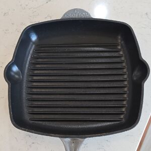 Croton gray cast iron skillet (gray and black)